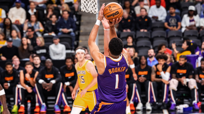 "Suns" pārliecinoši apspēlē bez Dončiča un Lebrona treniņspēli aizvadošo "Lakers"