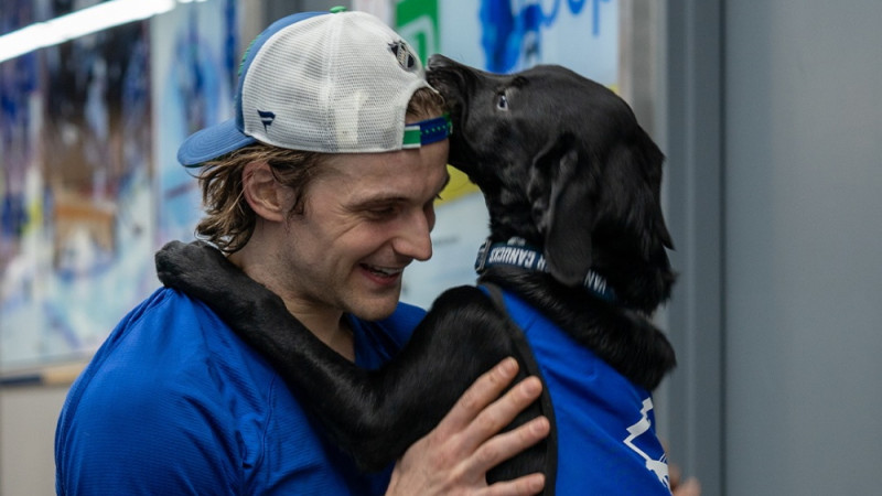 Bļugera komanda NHL sezonai iesildās ar uzvaru pagarinājumā