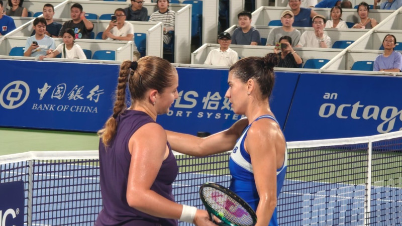 Ostapenko Uhaņā sāk ar 0:6 un otrajā setā izstājas