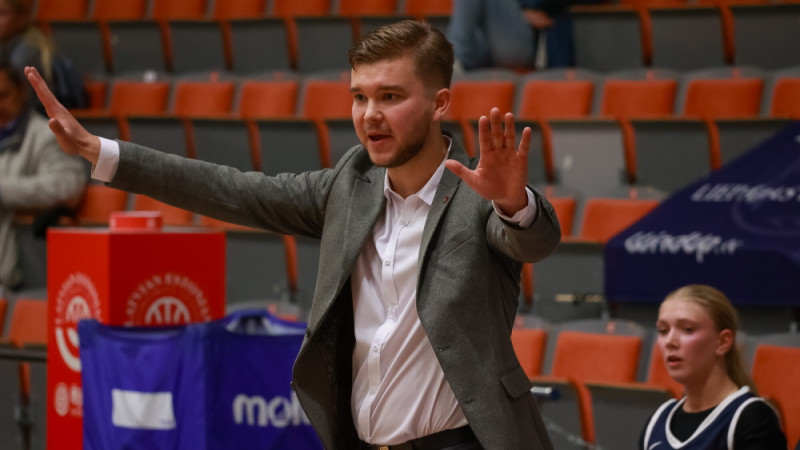 Elvis Brokāns ar uzvaru debitē pie Latvijas vicečempiones stūres