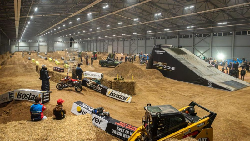 Startēs pirmais Latvijas čempionāts iekštelpu motokrosā