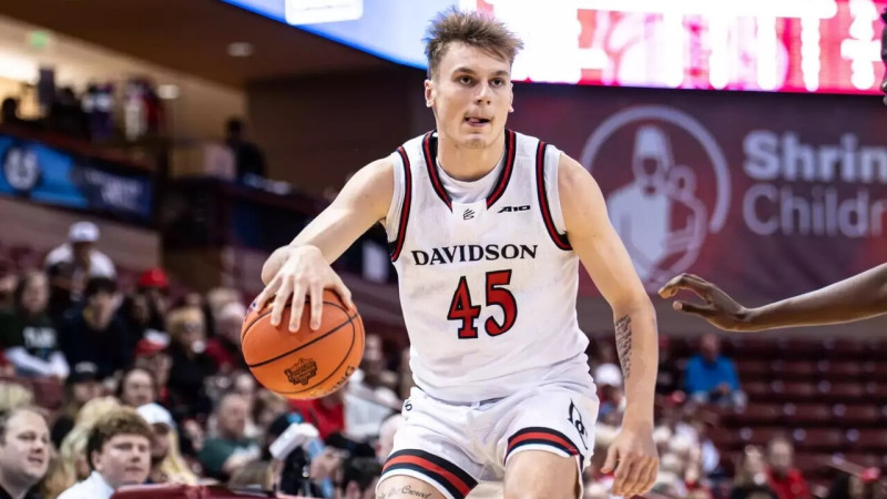 Blūmam neveiksmes metienos, Deividsona otrajā puslaikā zaudē vienai no NCAA līderēm