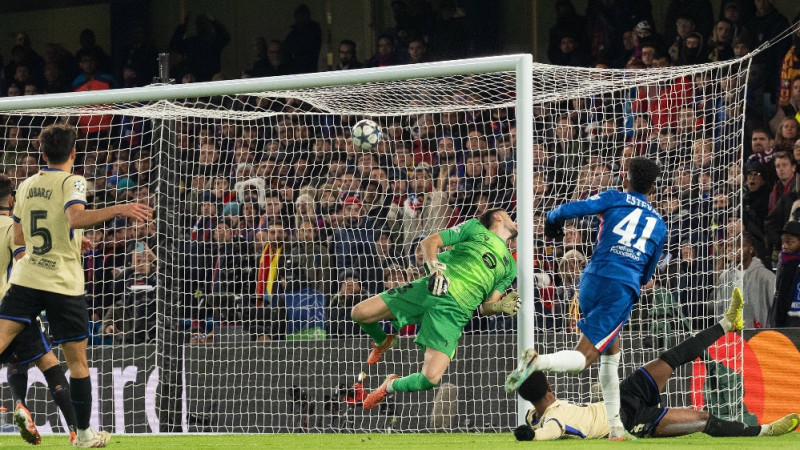 "Barcelona" Londonā iesit savos un paliek mazākumā, "City" zaudē mājās