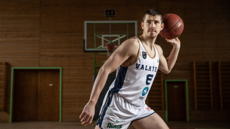 Jonāts: "Šķiet, ka viss apnicis, bet tad paskaties kādu video un atkal gribas spēlēt basketbolu"
