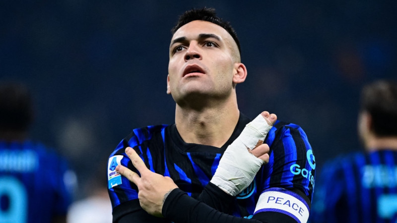 Milānas "Inter" turpina soļot pa priekšu, "Napoli" uzvar trīs noraidījumu spēlē