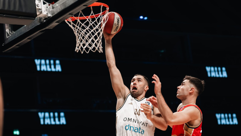 Dāvis Bertāns un Rolands Šmits nepiedalās savu komandu panākumos