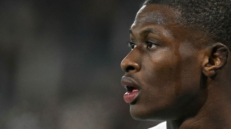 PSG atvaira pendeli un mazākumā izrauj uzvaru, Lionai 10. panākums pēc kārtas