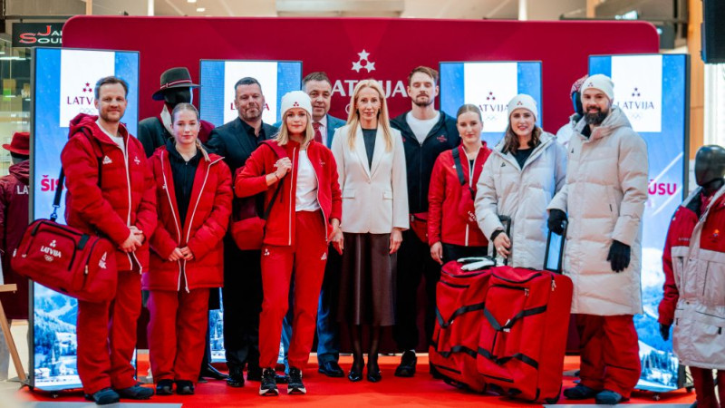 Latvijas izlases hokejisti palīdz prezentēt Latvijas delegācijas garderobi
