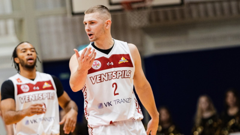 Ceļojošais Vefiņš pietauvosies Ventspilī uz Latvijas klasikas dueli - tiešraide TV4