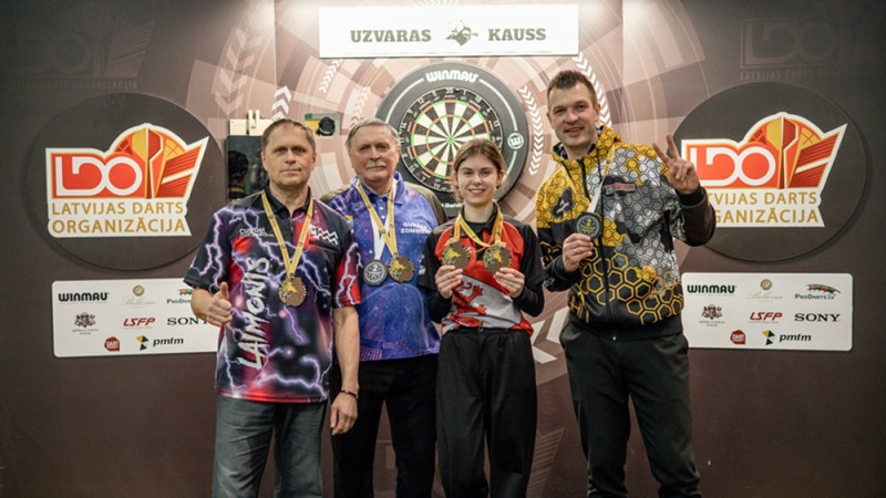 Titulētais Razma un jauniešu čempione Kirilova uzvar "Uzvaras kausā" Darts virslīgā šautriņu mešanā