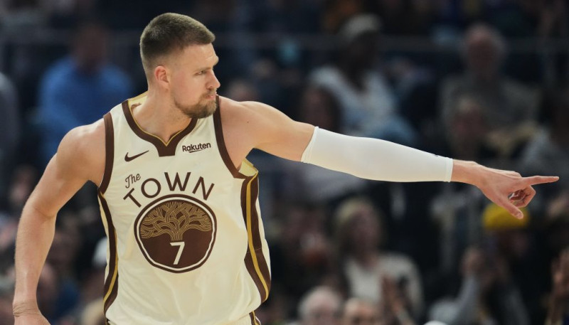 Porziņģis atgriežas, "Warriors" atspēlē 15 punktu deficītu, bet zaudē