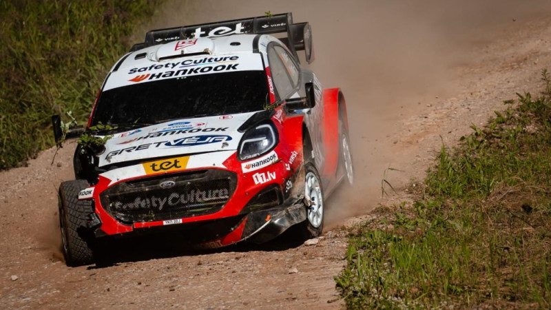 Sesks jau Igaunijas WRC iesildīšanās ātrumposmā apskādē savu automobīli