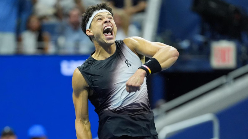 Piektā seta taibreikā Alkarass nakts vidū piekāpjas "US Open" laukuma saimniekam