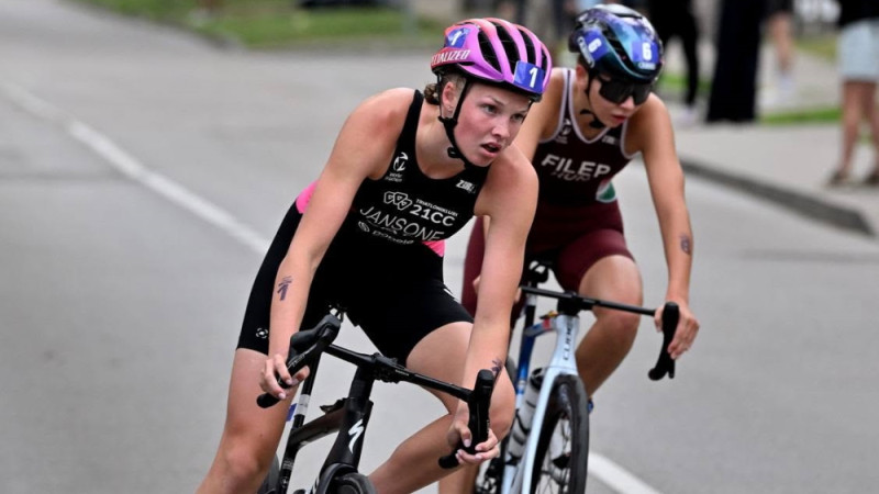 Pasaules junioru čempionātā triatlonā Latvijas pārstāve Jansone ieņem top-30 pozīciju