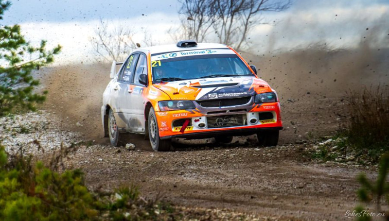 Latviešu ekipāžām godalgotas vietas Sāremā rallijā